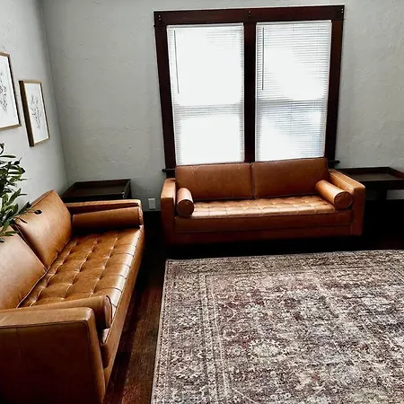 Mrs. Hughes Cottage - 2 Bedroom House W/ Parking Hamilton Exterior photo