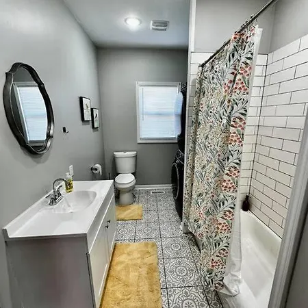 Mrs. Hughes Cottage - 2 Bedroom House W/ Parking Hamilton Exterior photo