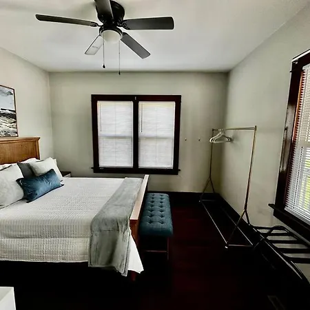 Mrs. Hughes Cottage - 2 Bedroom House W/ Parking Hamilton Exterior photo