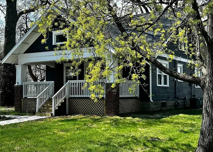 Mrs. Hughes Cottage - 2 Bedroom House W/ Parking