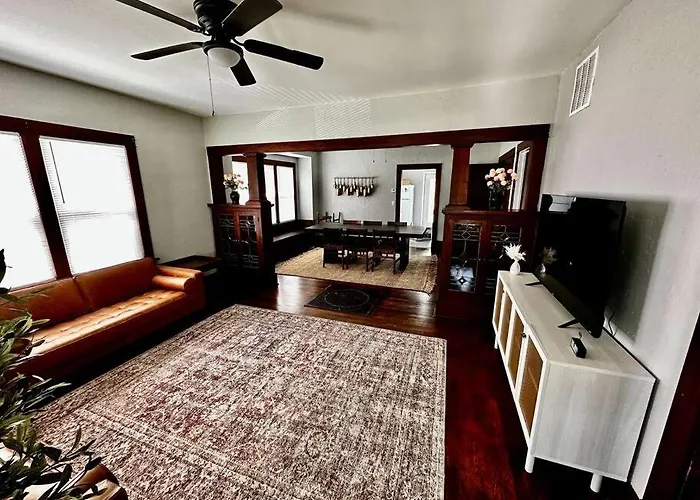 Mrs. Hughes Cottage - 2 Bedroom House W/ Parking
