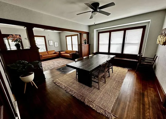 Mrs. Hughes Cottage - 2 Bedroom House W/ Parking