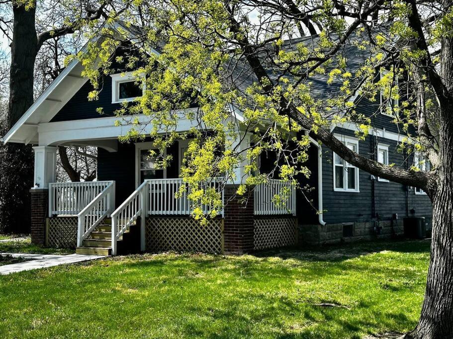 Mrs. Hughes - 2 Bedroom House W/ Parking Hamilton