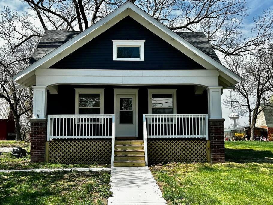 Mrs. Hughes - 2 Bedroom House W/ Parking Apartment