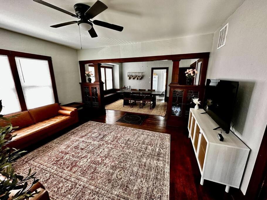 Mrs. Hughes - 2 Bedroom House W/ Parking Hamilton
