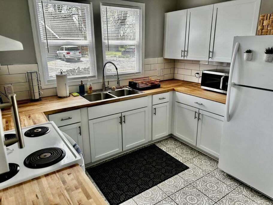 Mrs. Hughes - 2 Bedroom House W/ Parking Apartment Hamilton