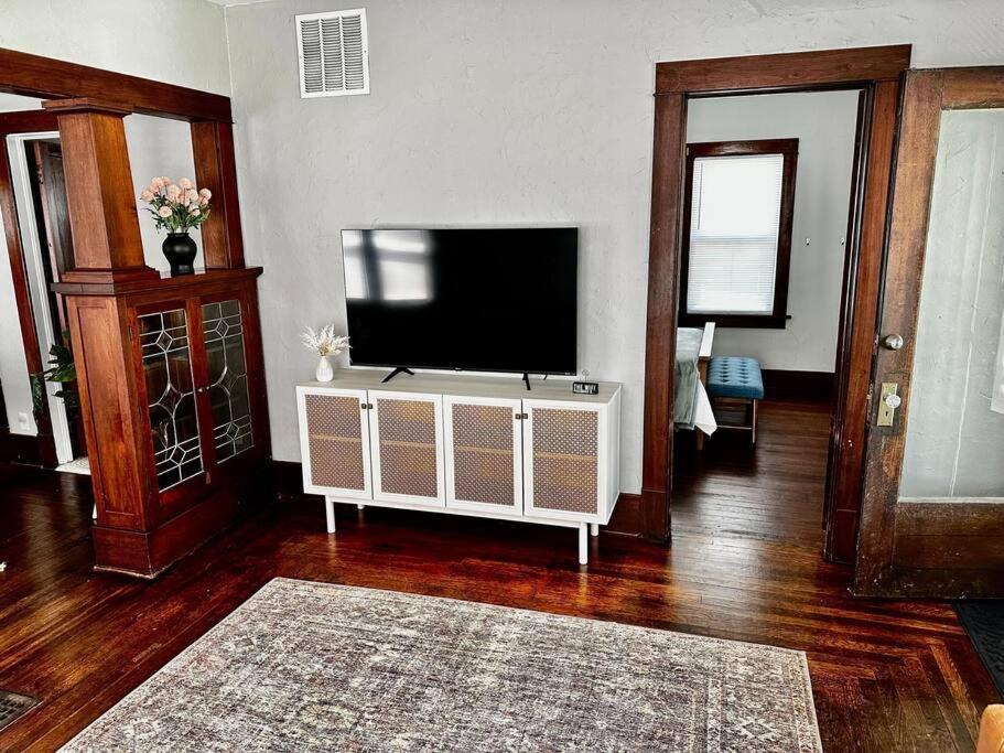 Mrs. Hughes - 2 Bedroom House W/ Parking Apartment