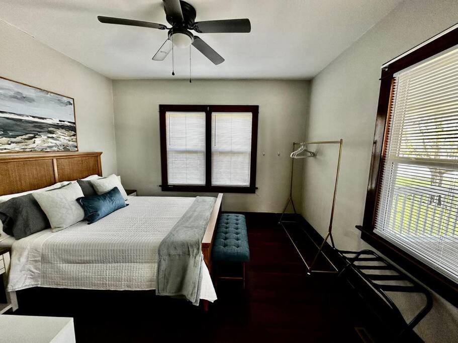 Apartment Mrs. Hughes - 2 Bedroom House W/ Parking Hamilton