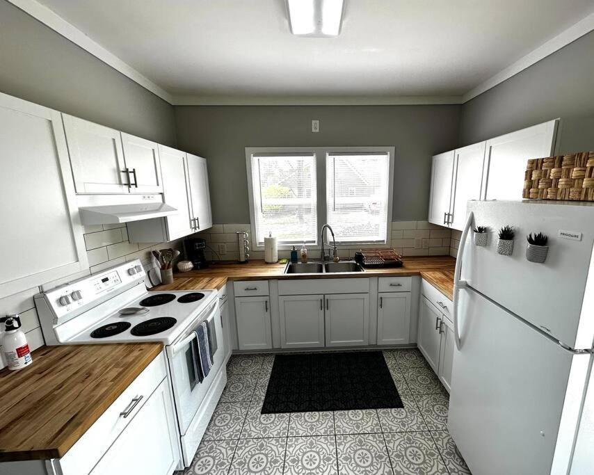 Mrs. Hughes - 2 Bedroom House W/ Parking Apartment